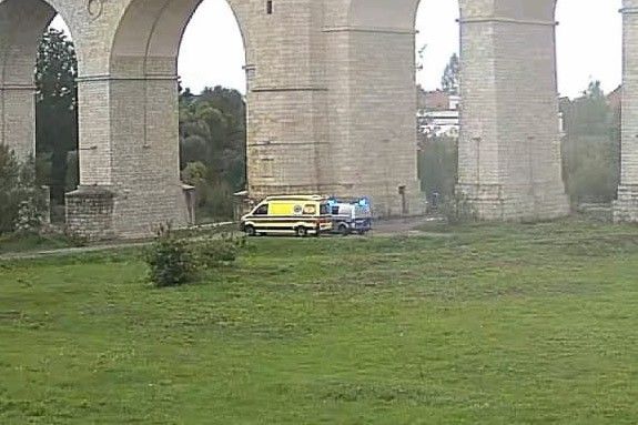 karetka radiowóz wiadukt