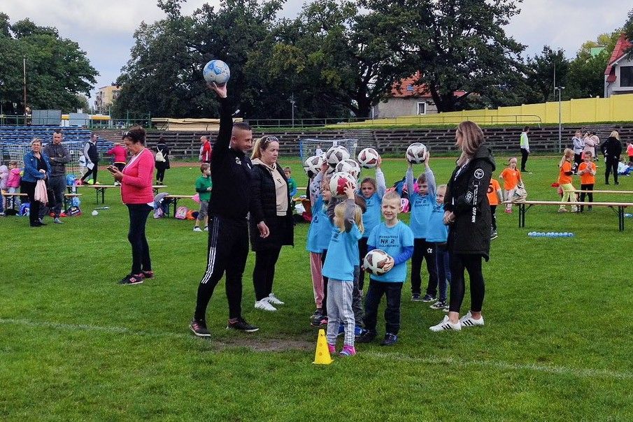 dzieci gra football