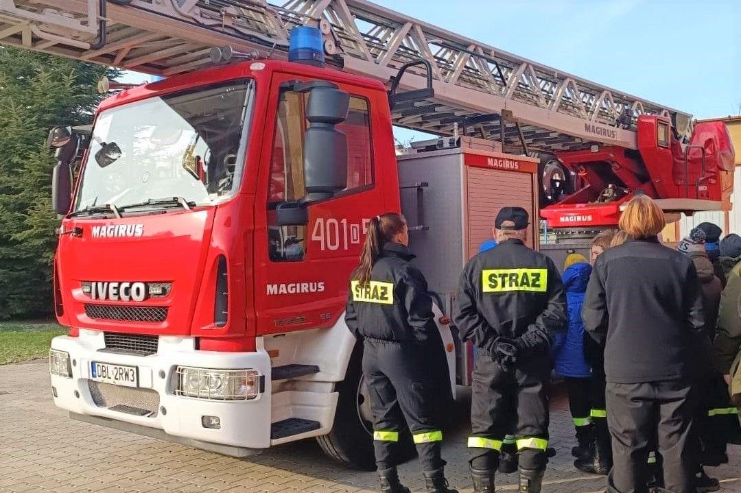 ludzie wóz strażacki