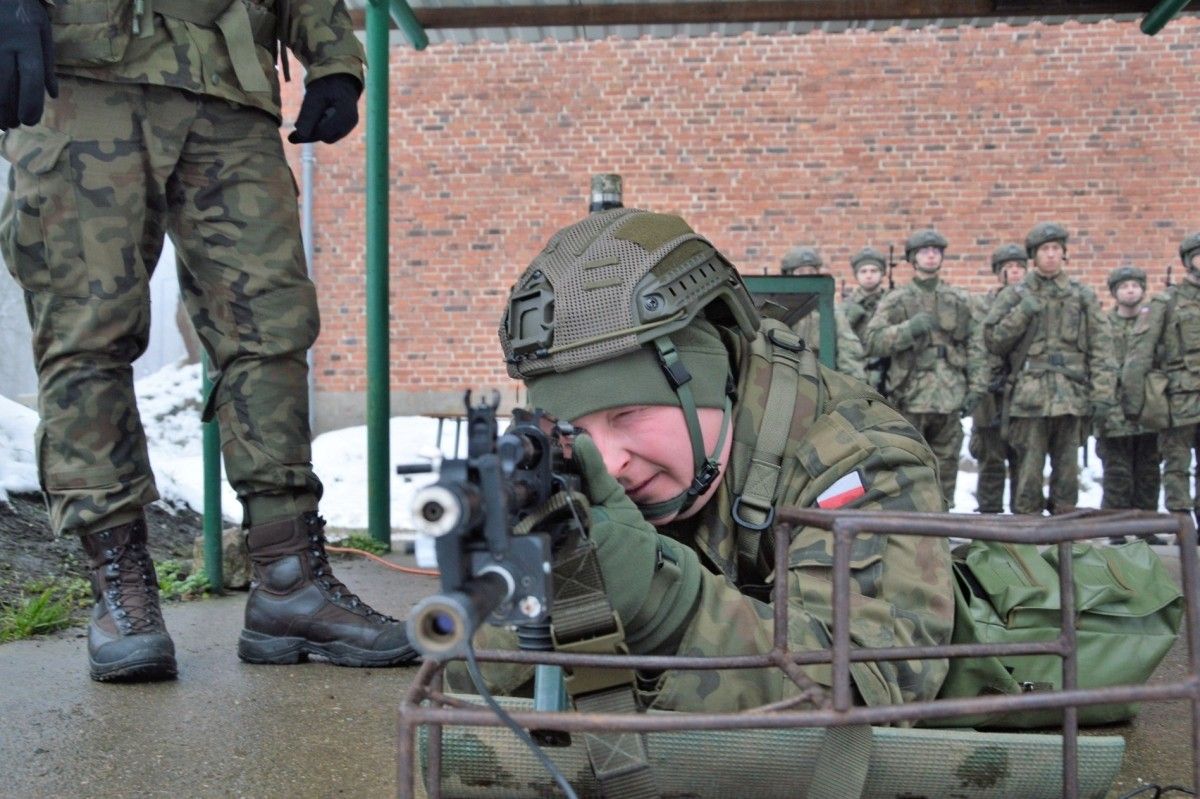 żołnierz strzelnica karabin