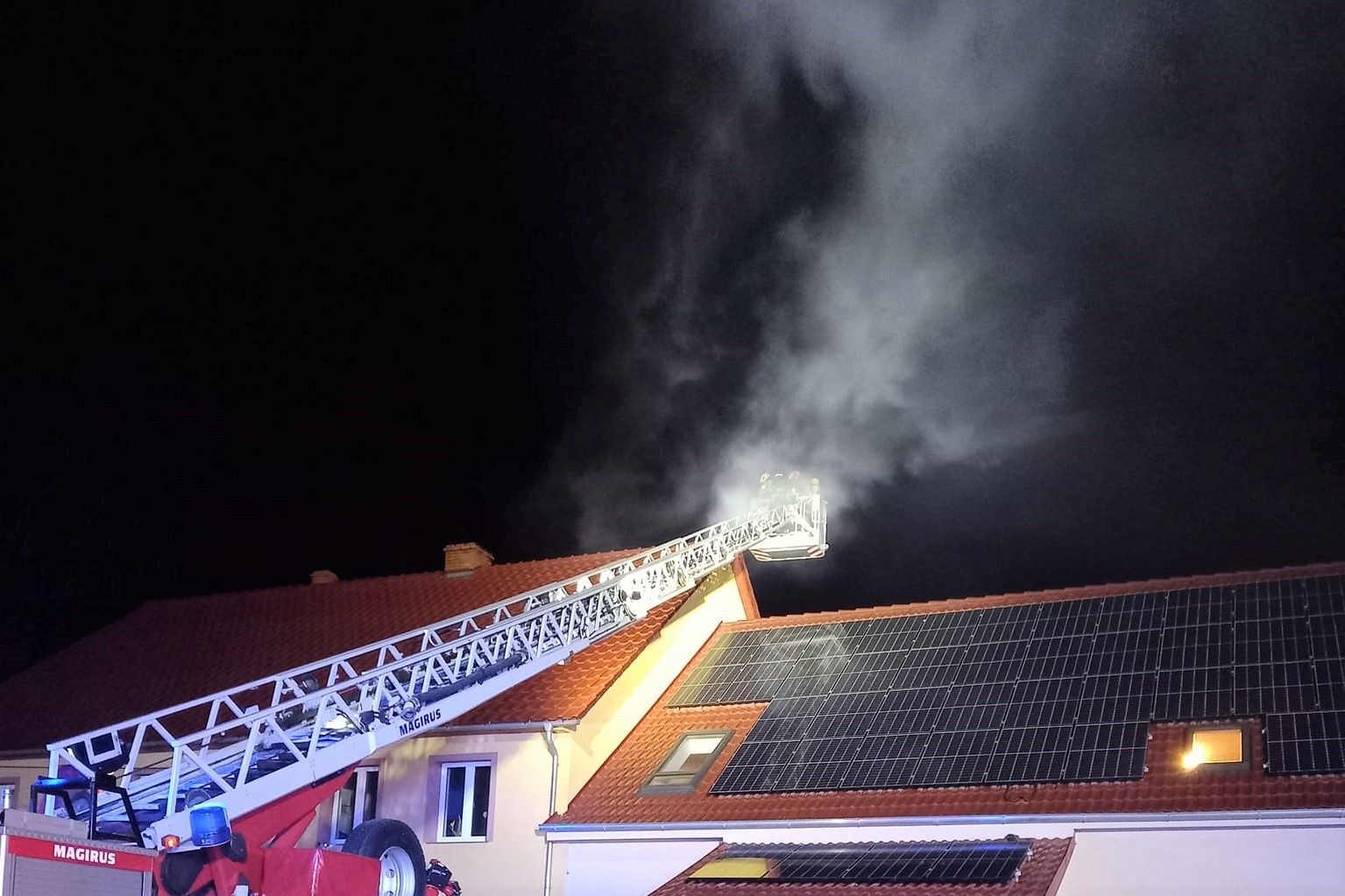 wóz strażacki dach dym