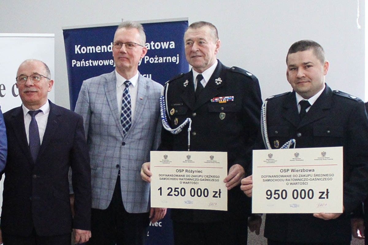 osp różyniec osp wierzbowa z promesami na zakup nowych samochodów gaśniczych