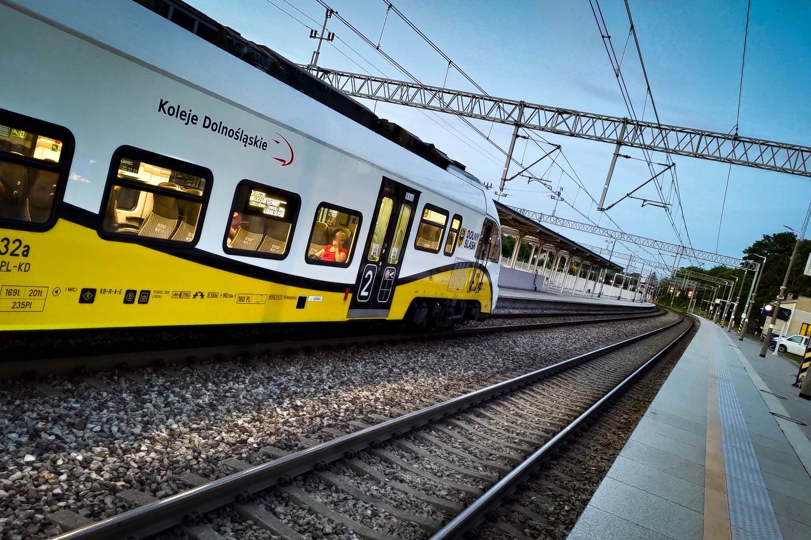 pociąg koleje dolnośląskie dworzec