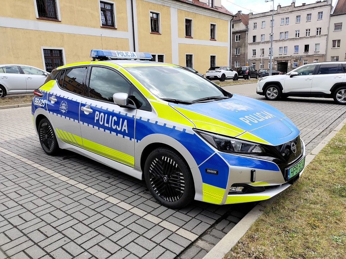 radiowóz elektryczny nissan policja