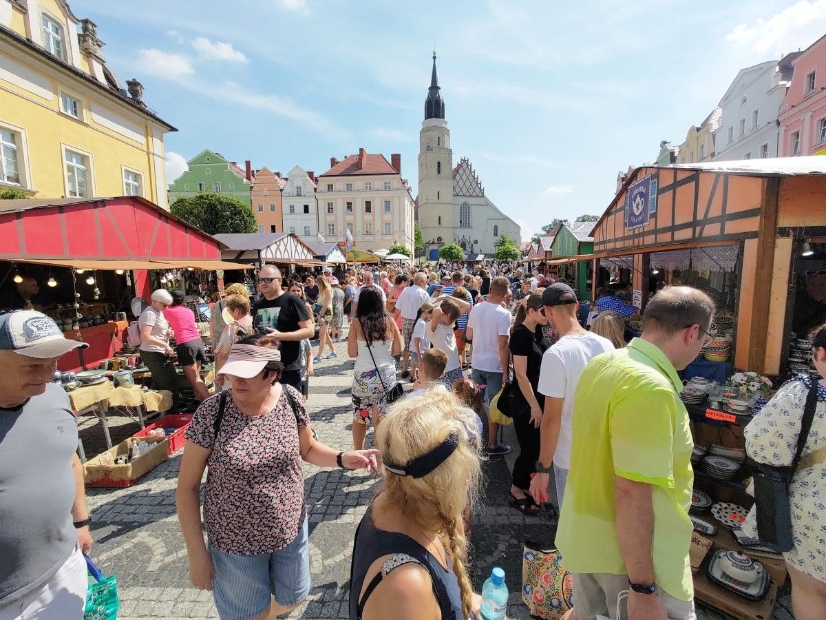 tłum targi ceramiczne rynek