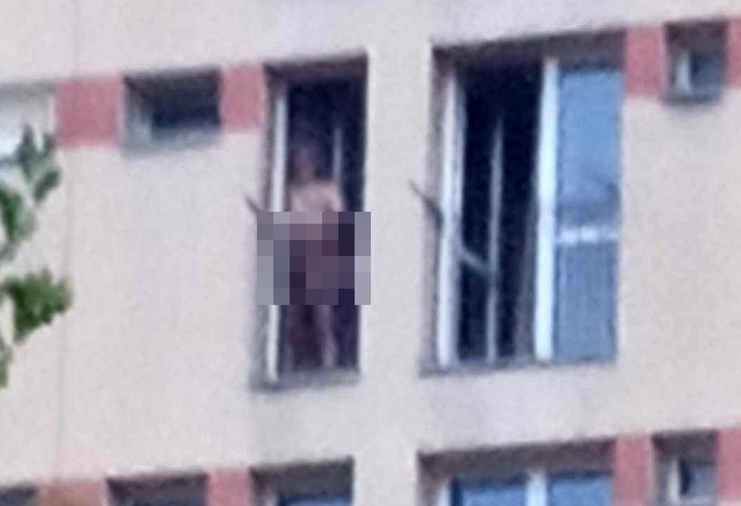 mężczyzna balkon