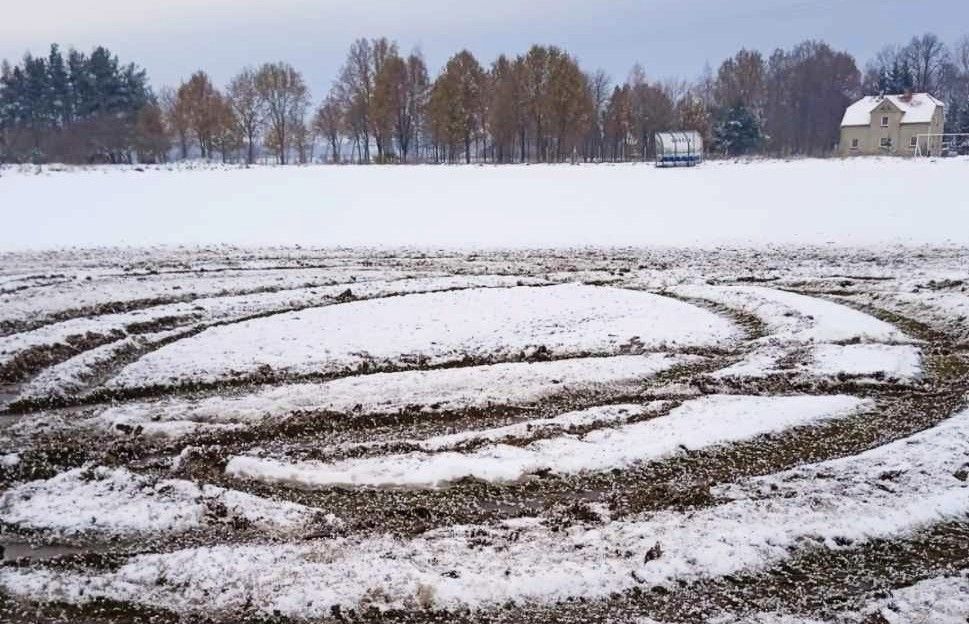 wandalizm gierałtów boisko