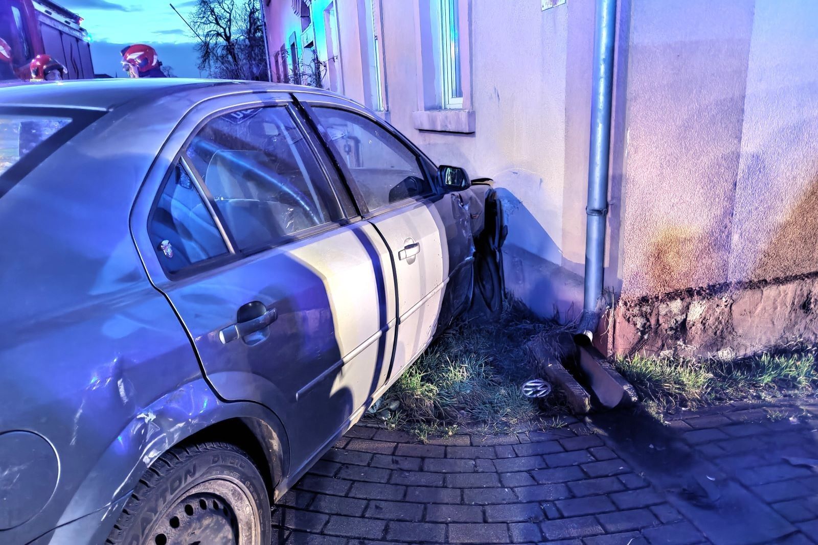 auto budynek