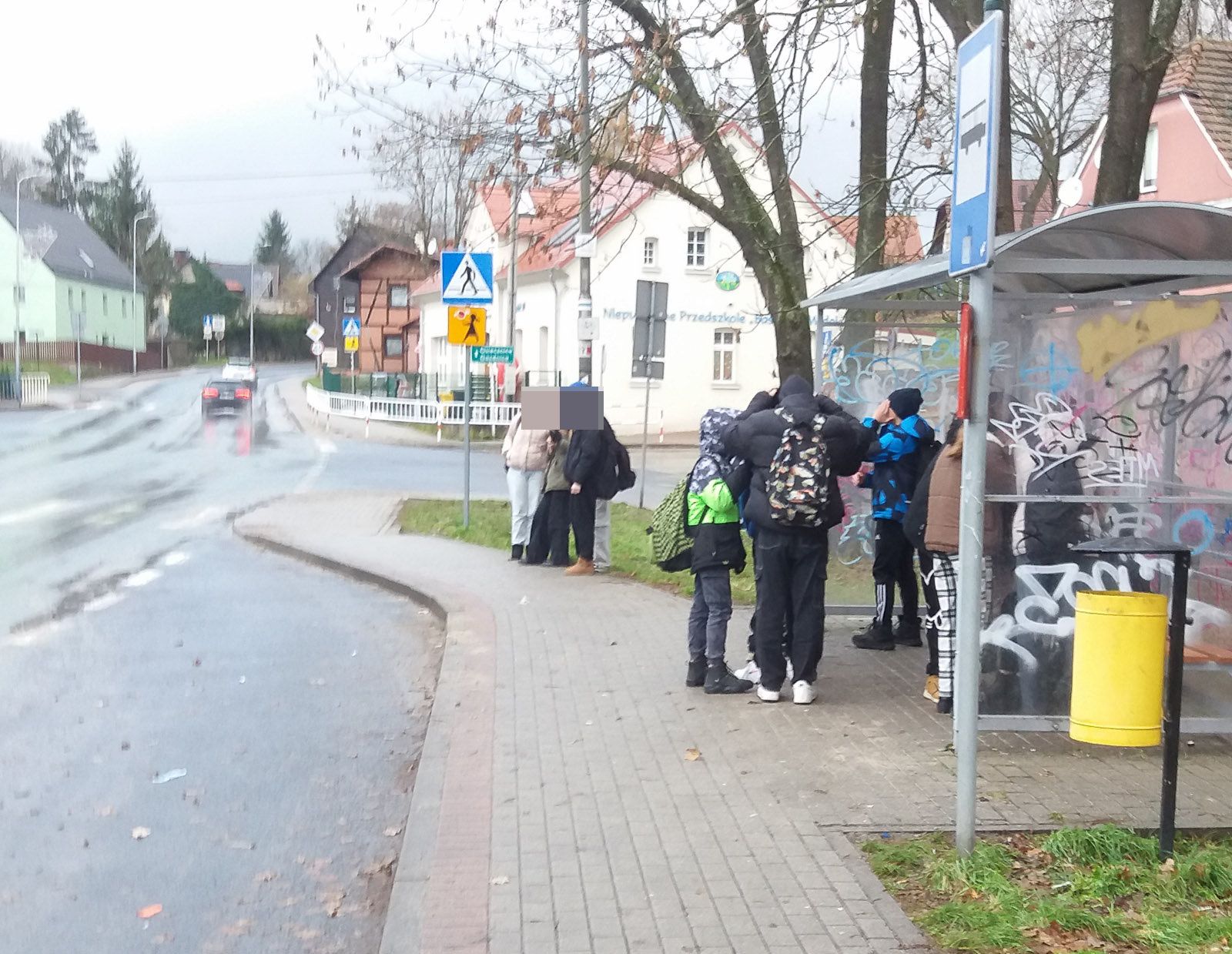 uczeń przystanek ulica widok