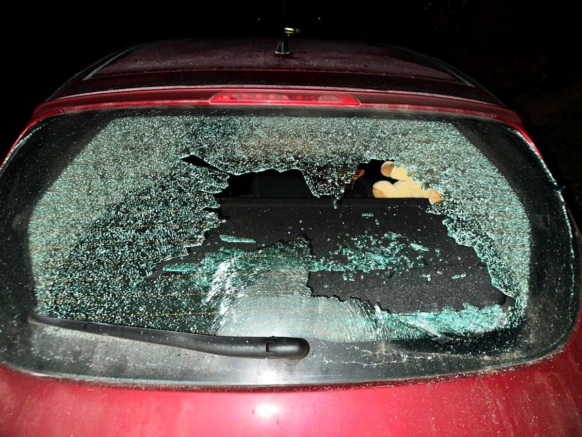 auto szyba pocisk