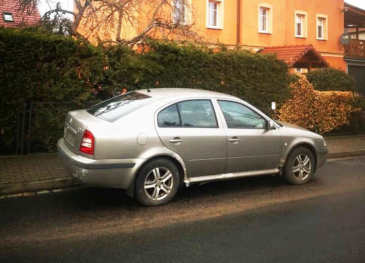 wrak zabobrze auto
