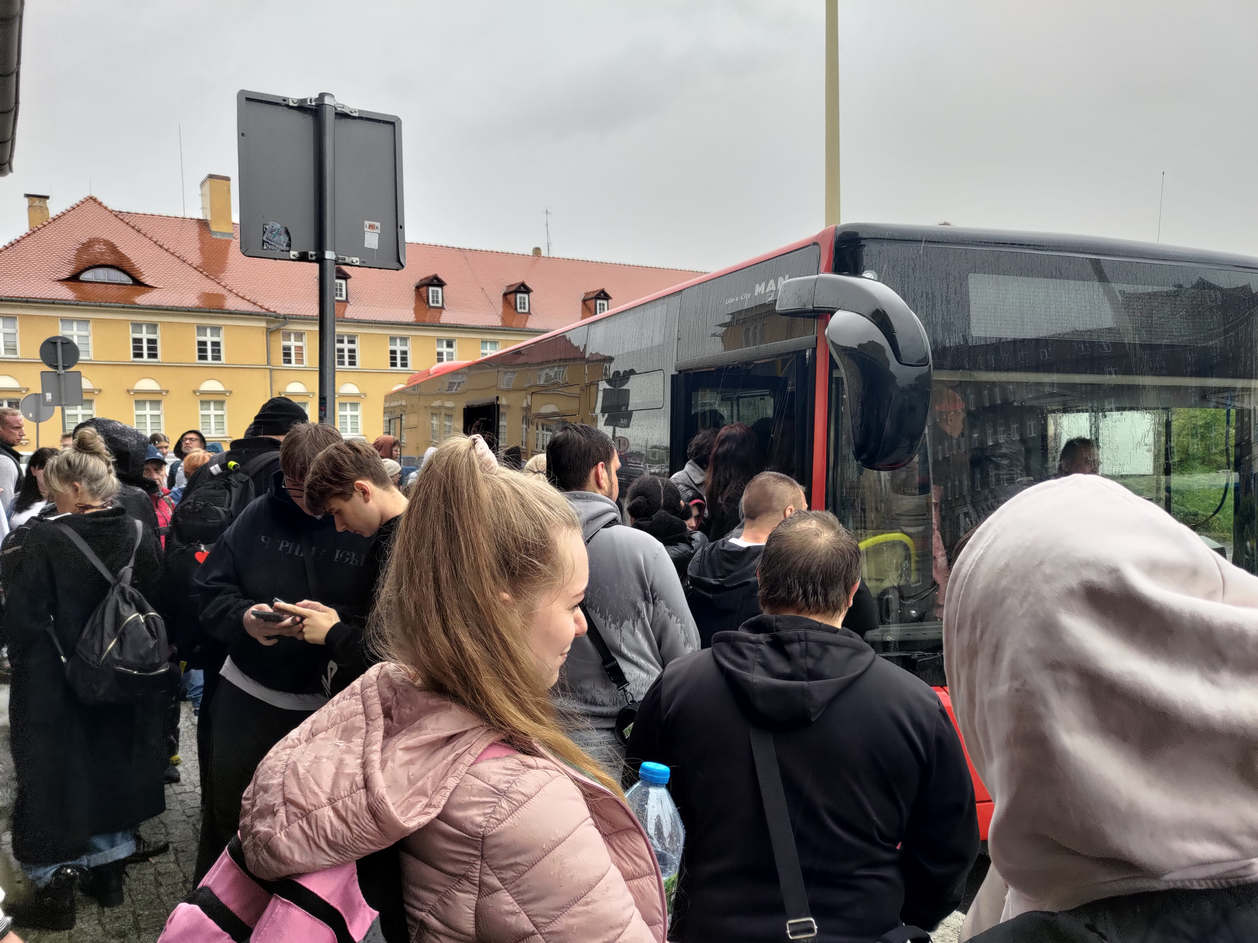 Ludzie dworzec legnica