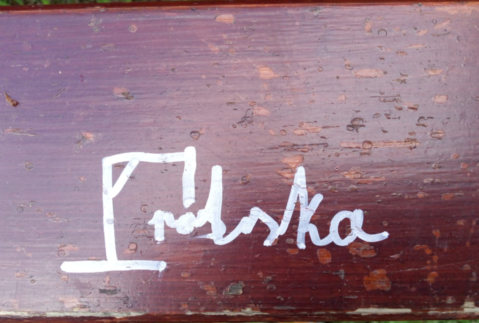 napis ławka wandalizm