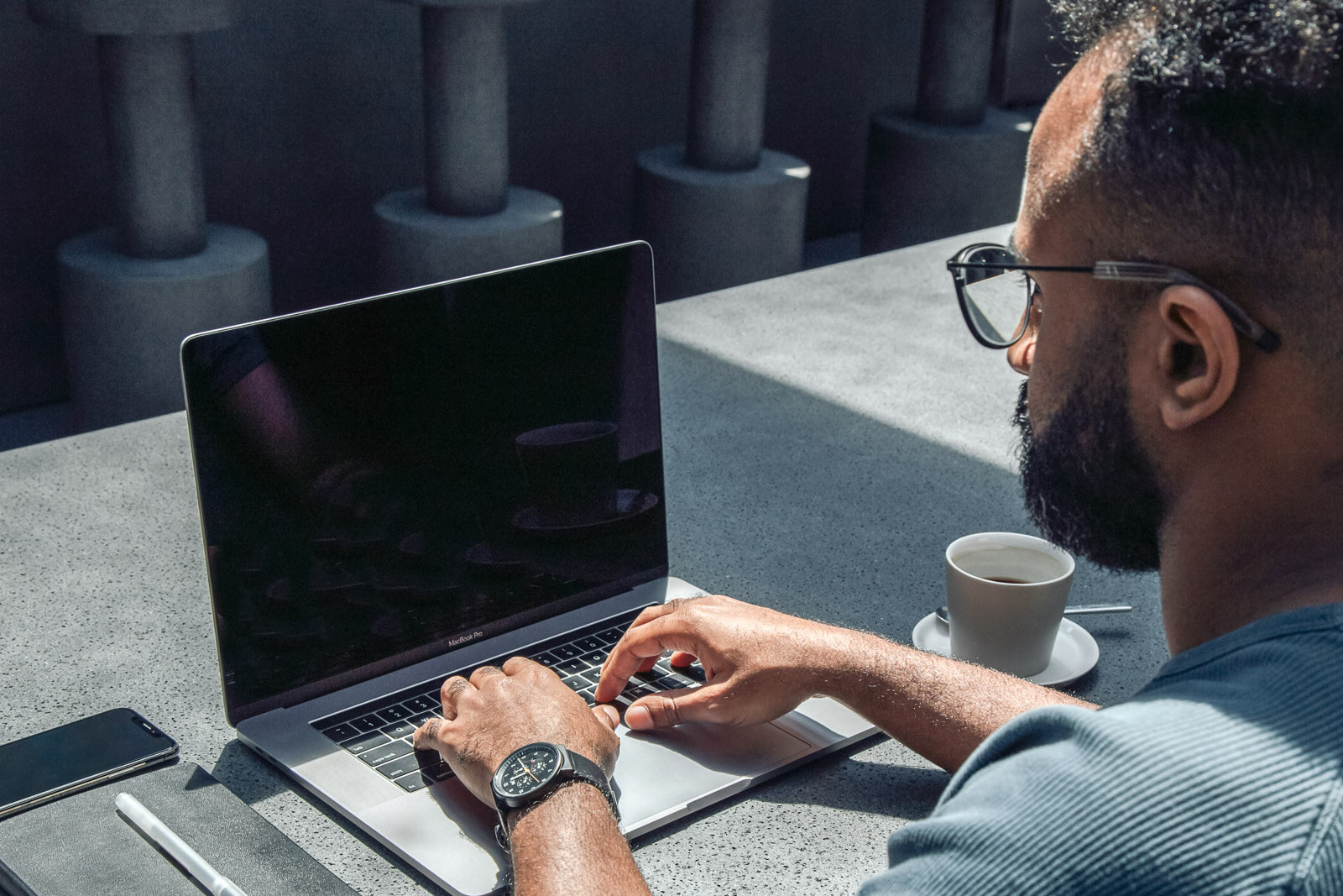 mężczyzna laptop