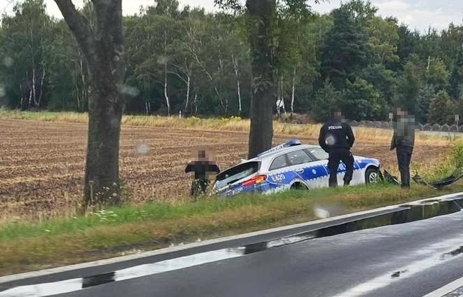 policja radiowóz rów