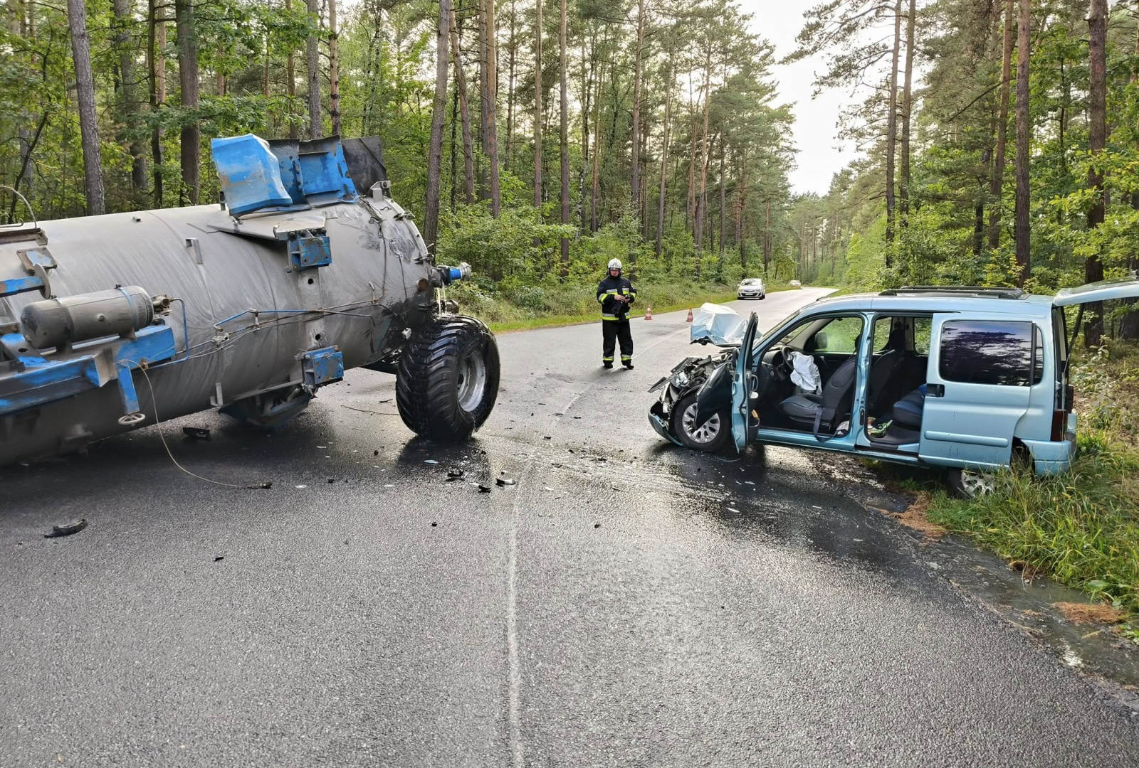 zderzenie osła gromadka ciągnik auto