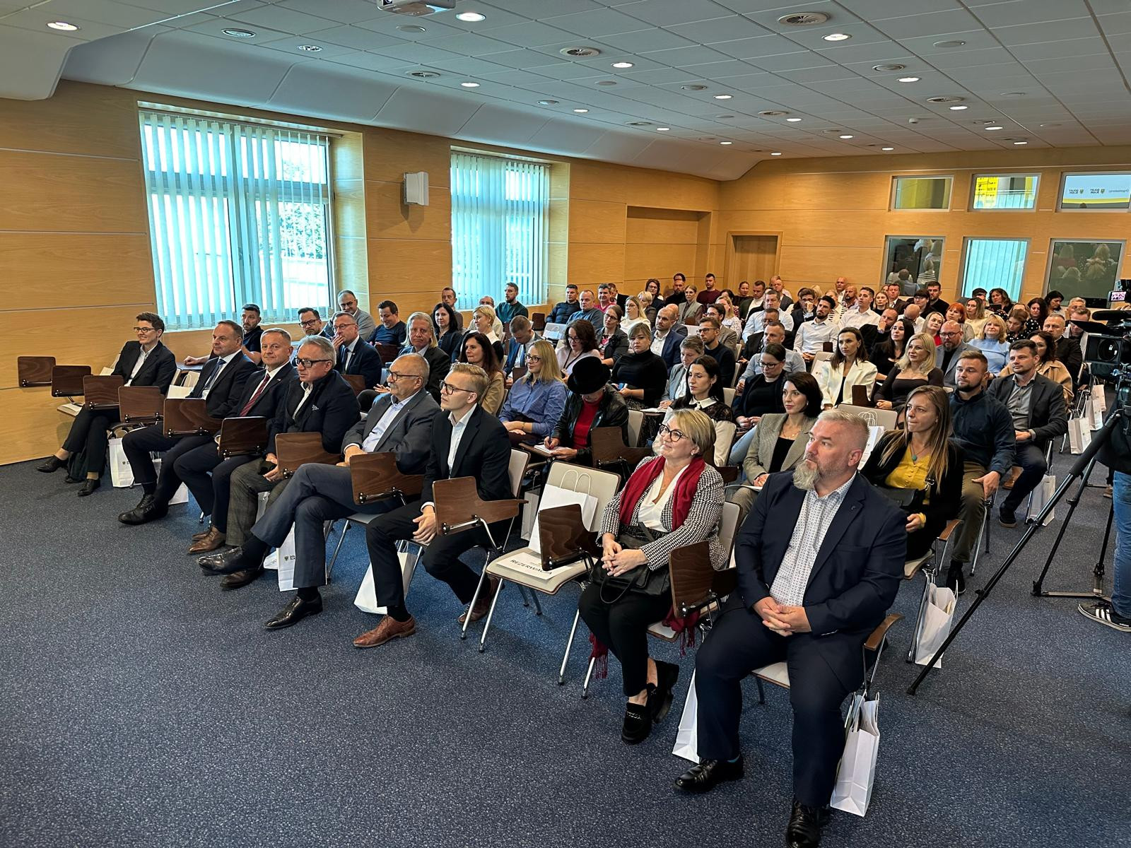 Ludzie sala konferencja