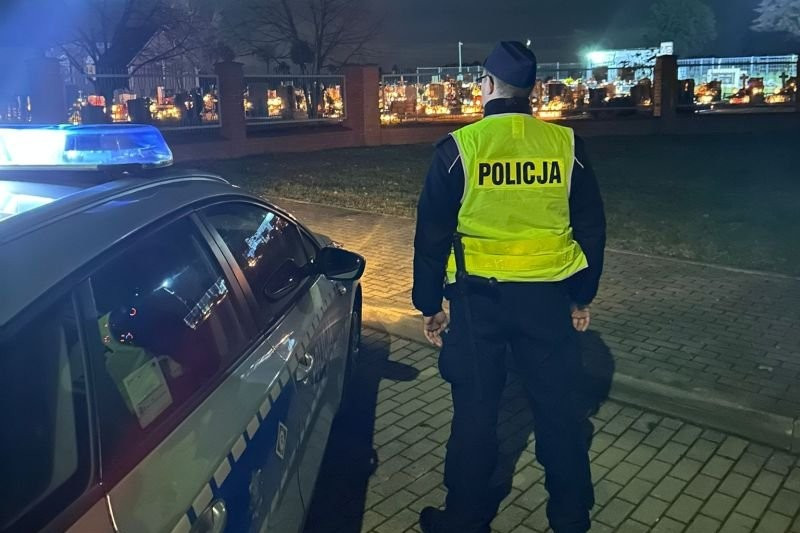 policjant cmentarz
