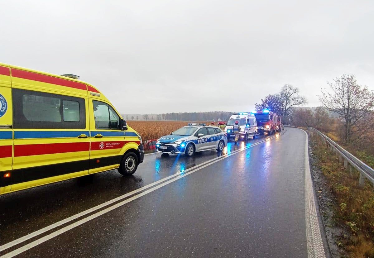 karetka policja deszcz