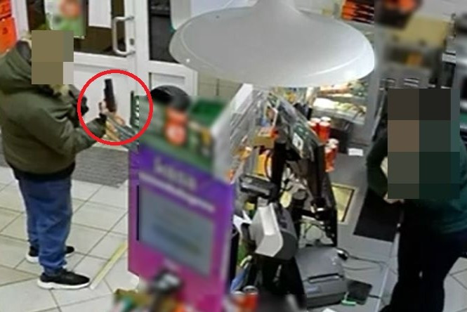 agresor sprzedawczyni