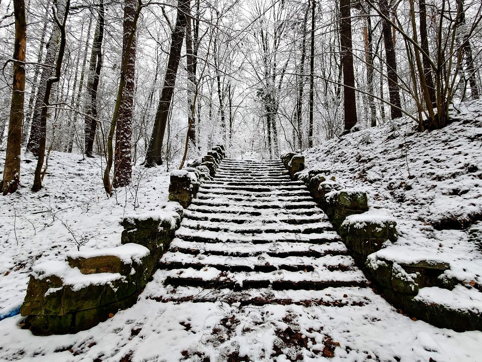 las schody zima jeleniogórska śnieg