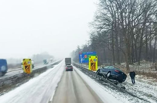 kolizja śnieg autostrada