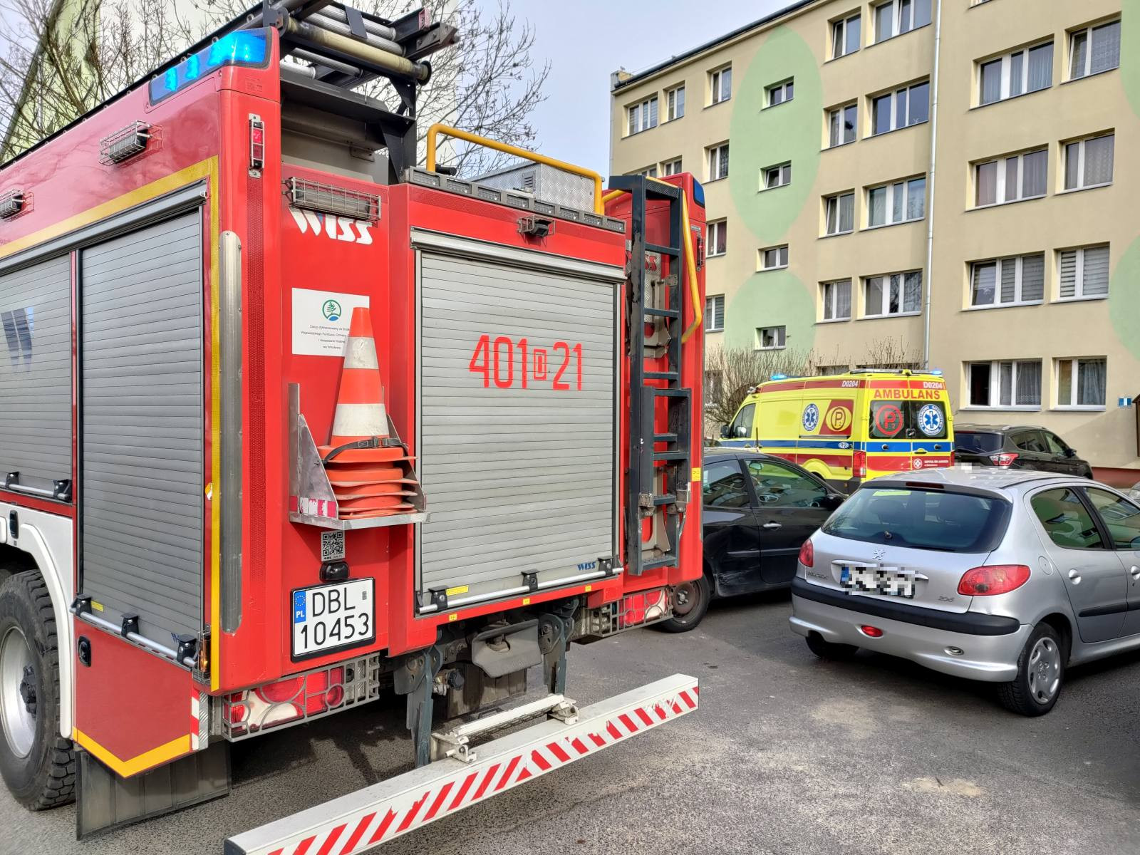 straż pożarna karetka blok
