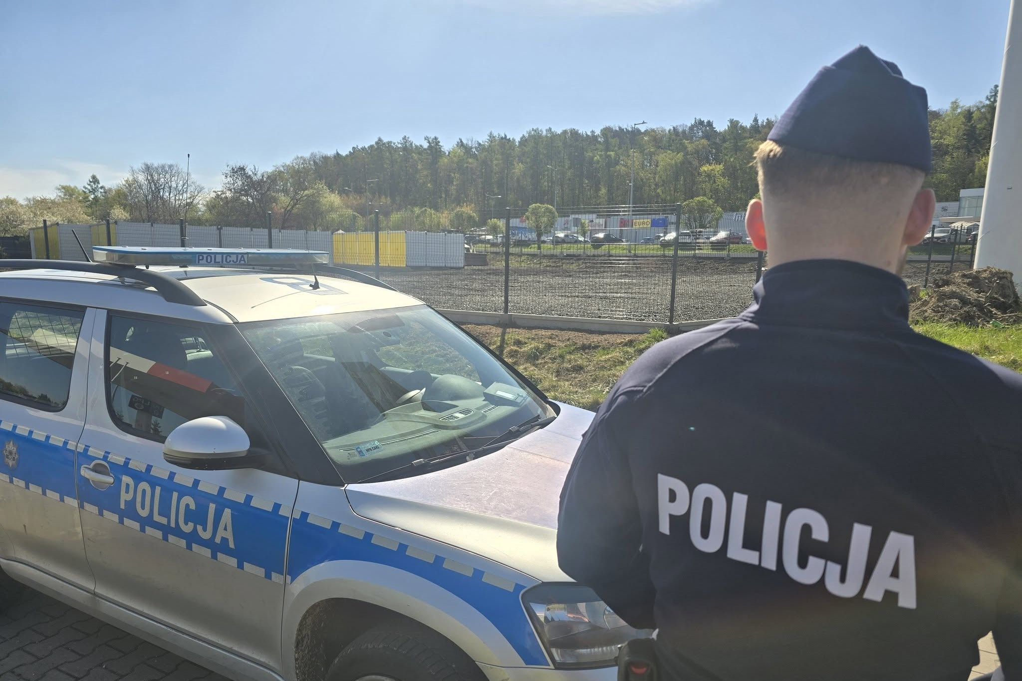 policjant radiowóz