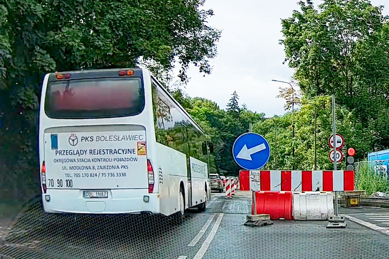 autobus kliczków most czerwone światło