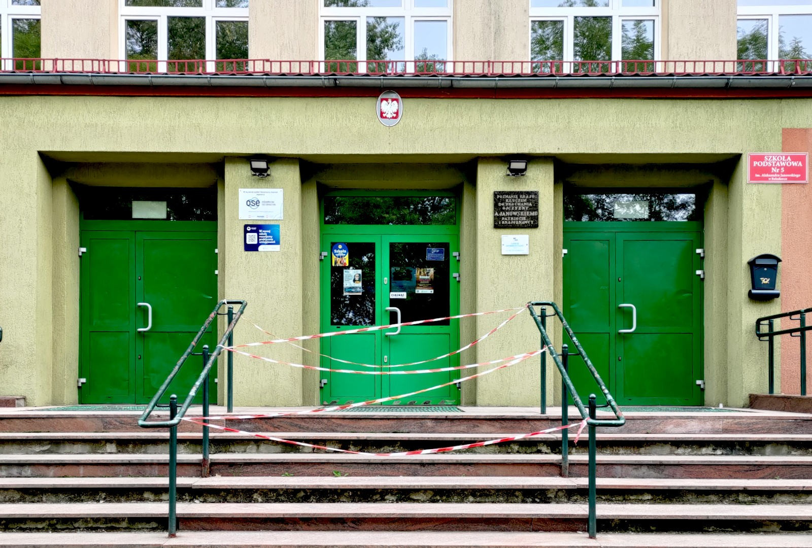 вхід сходи школа Dolne Młyny
