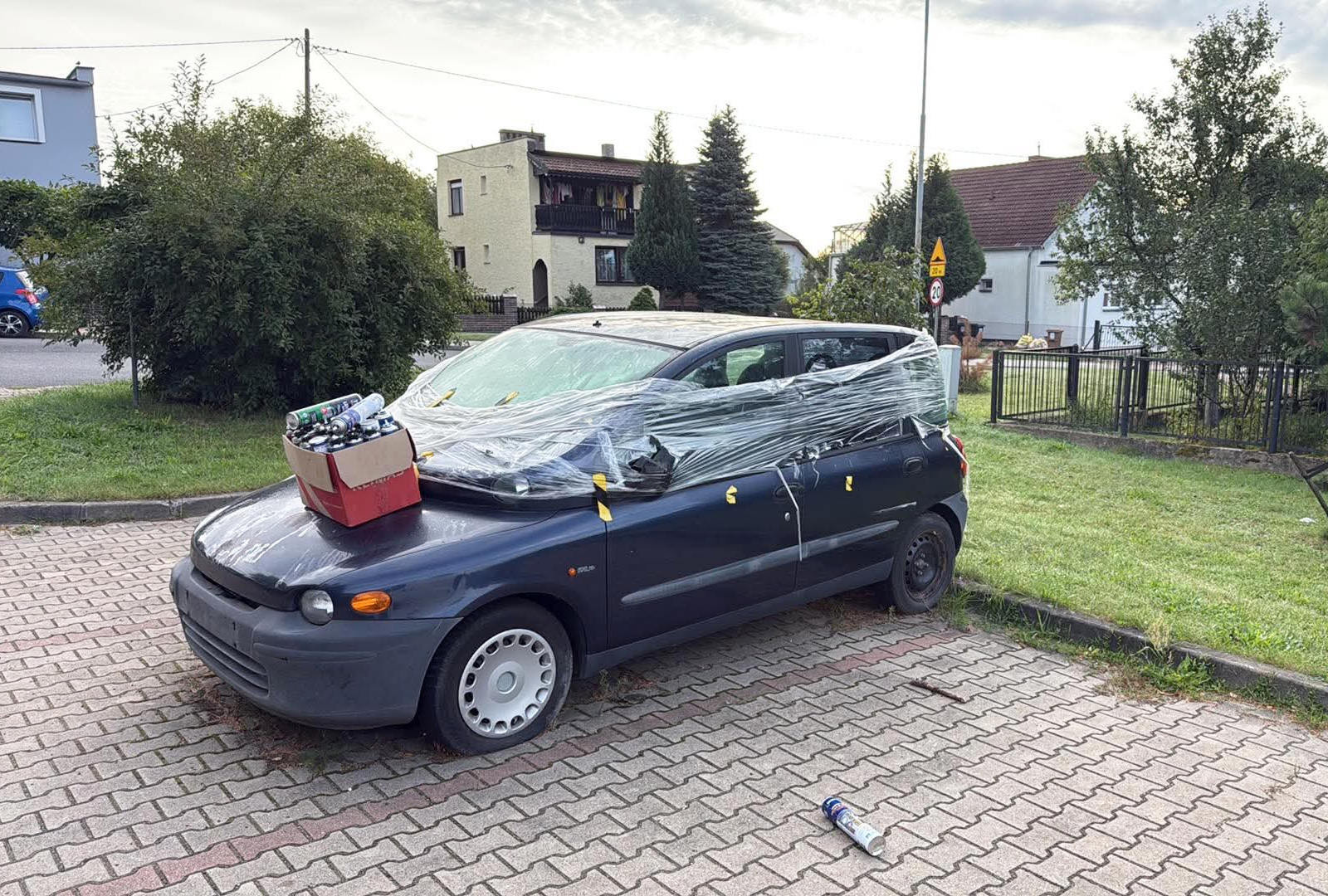 wrak auto różana parking