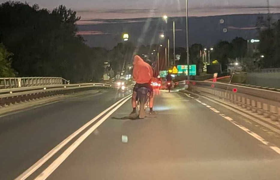 двоколісний транспорт, люди, міст