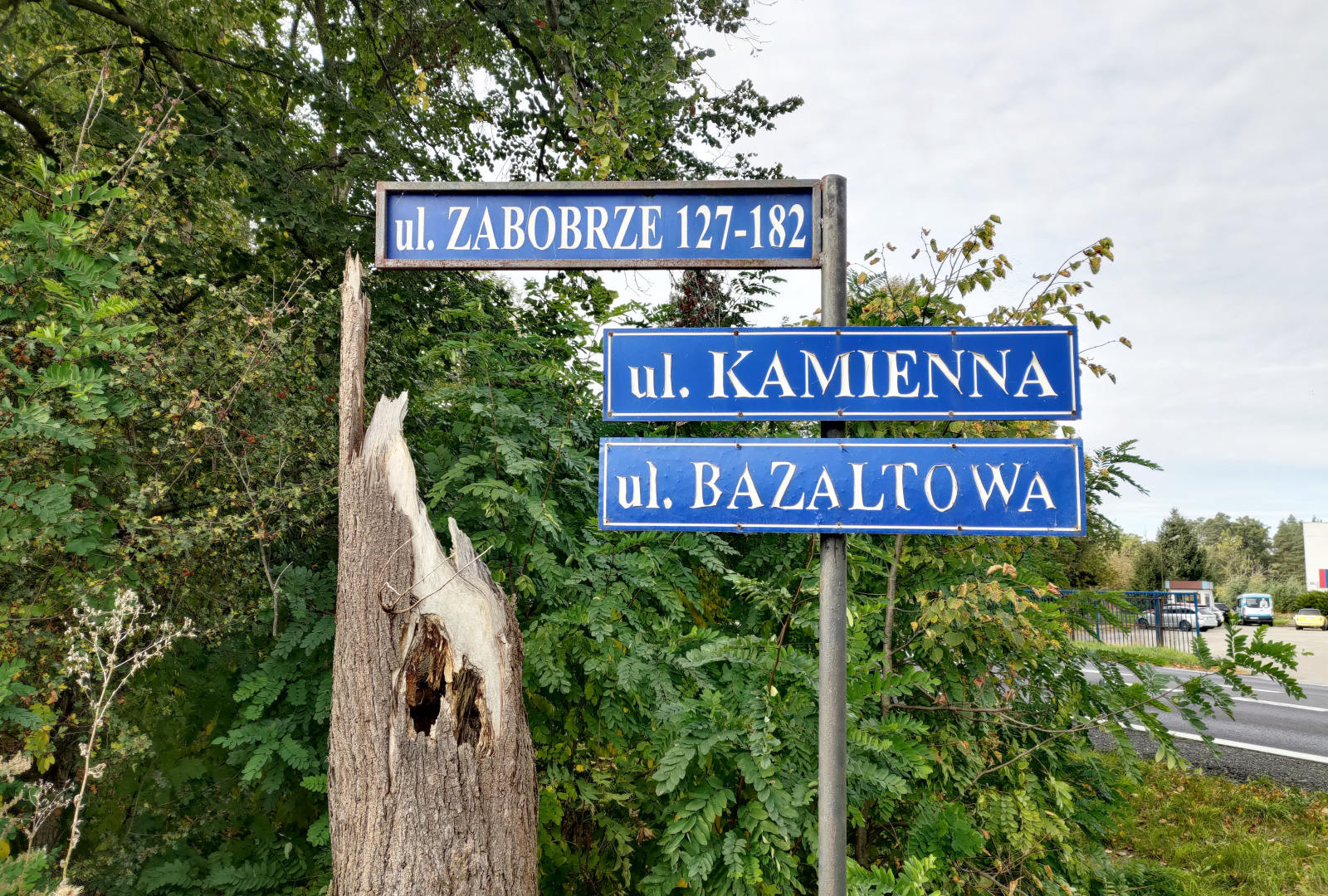 таблички вулиць Kamienna, Bazaltowa, Zabobrze