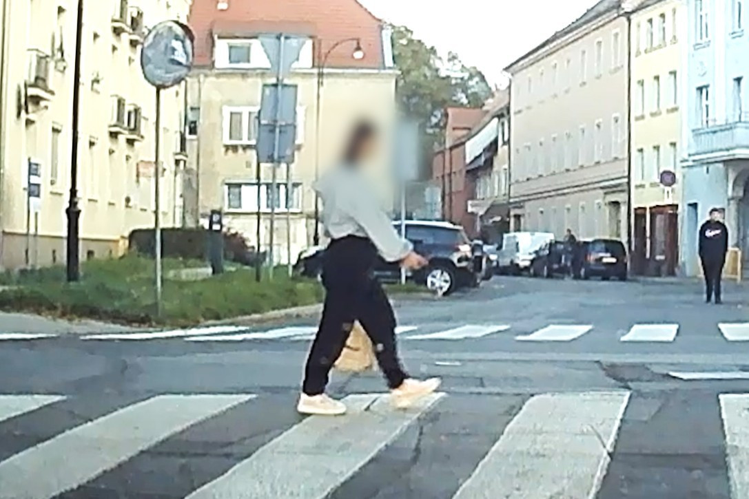 Dziewczyna przechodząca przez przejście dla pieszych