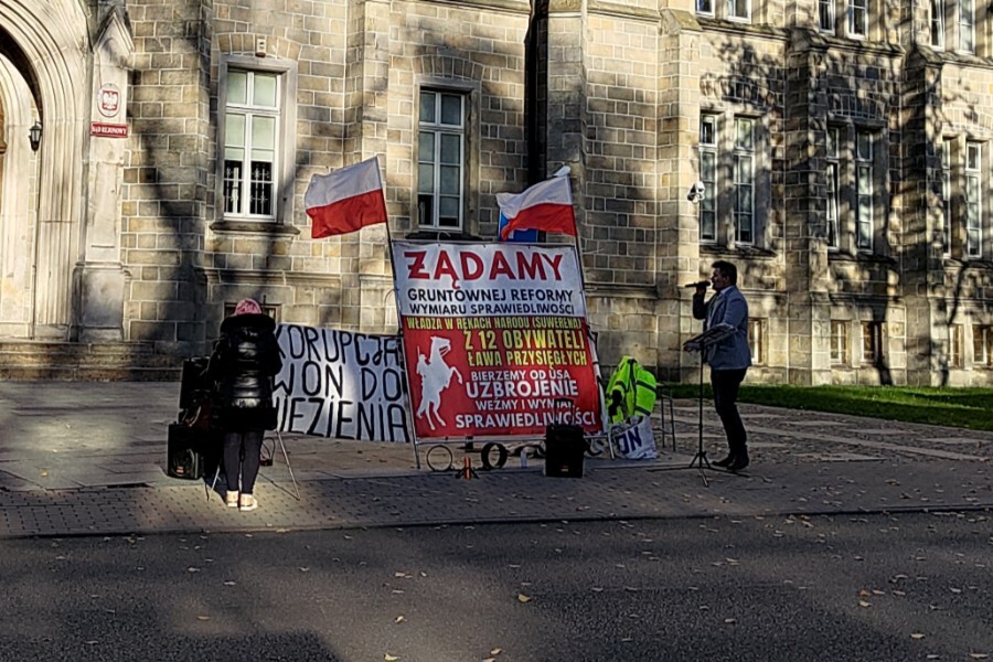 Protest przed sądem