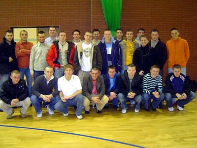 Młodzi piłkarze na sali