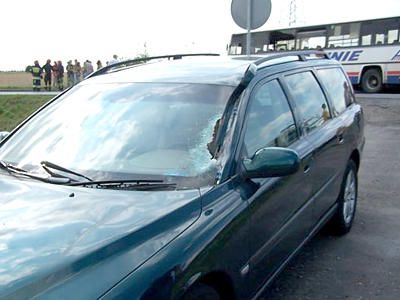 Samochód osobowy Volvo V70 z rozbitą szybą przednią