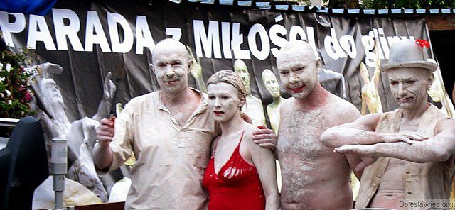 Glinoludka wśród glinoludów