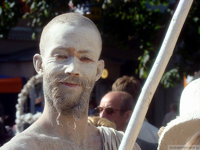 Uśmiechnięty glinolud