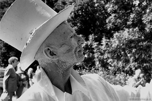 Z podniesionym czołem dumnie kroczyć