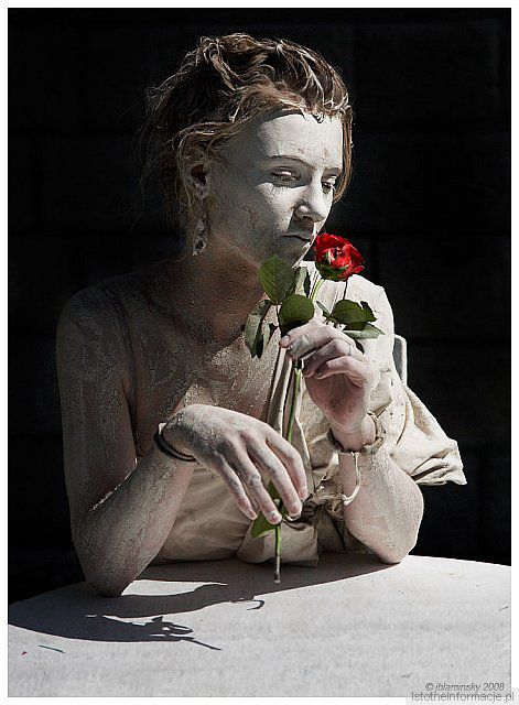 Portret z czerwona różą