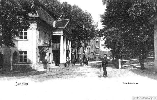 Widok na szkołę ceramiczną