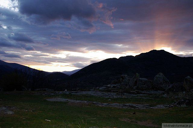 Gory w zachodzie sloñca