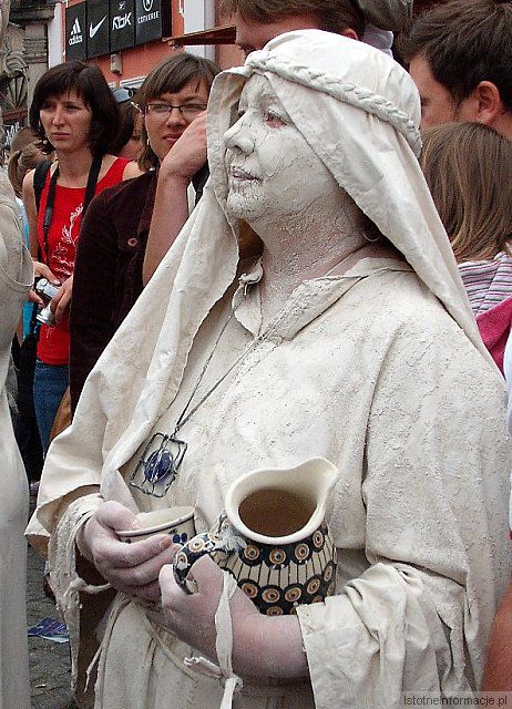 Kobieta z dzbankiem.