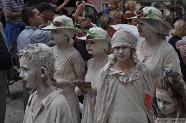 Glinoludki w kapeluszach