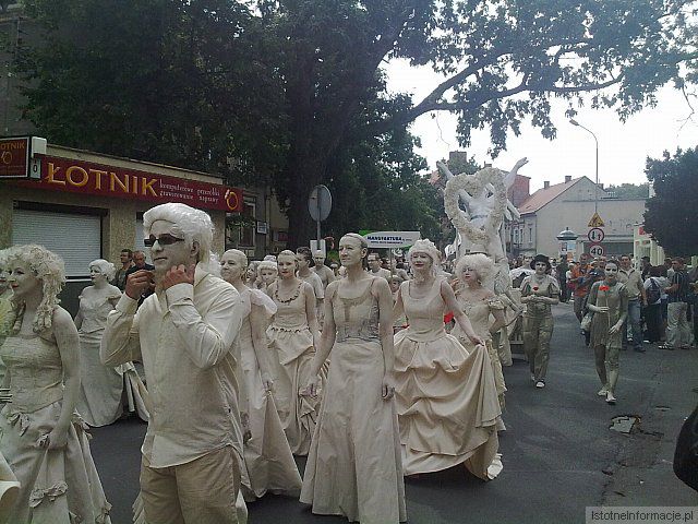 ...niczym figurki porcelanowe....