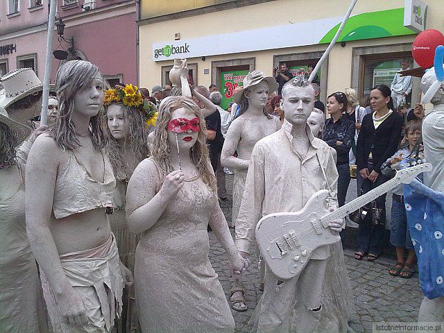 ..nawet gitarę..dosięgnęła glina