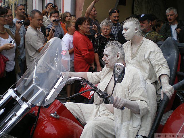 ...w rozszalały tłum