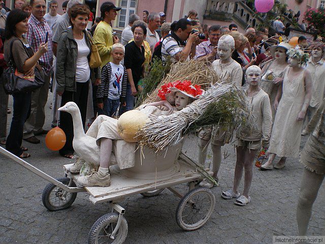 ...ciągnąc Łabędzia ...