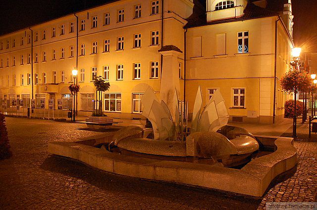 Rynek nocą-fontanna